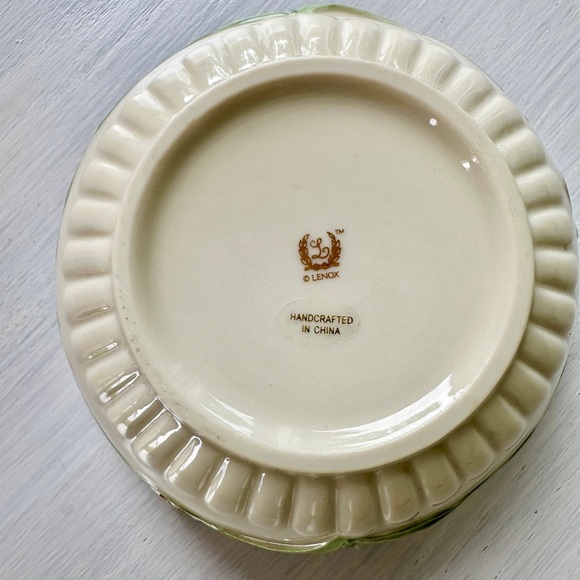 LENOX, BUTTERFLY MEADOW, BOWL. MADE OF FINE CHINA & FEATURES A SCALLOPED RIM. - Picture 5 of 8